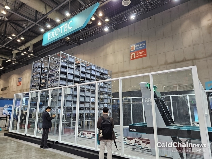 엑소텍 부스에서 스카이팟을 시현하고 있다.