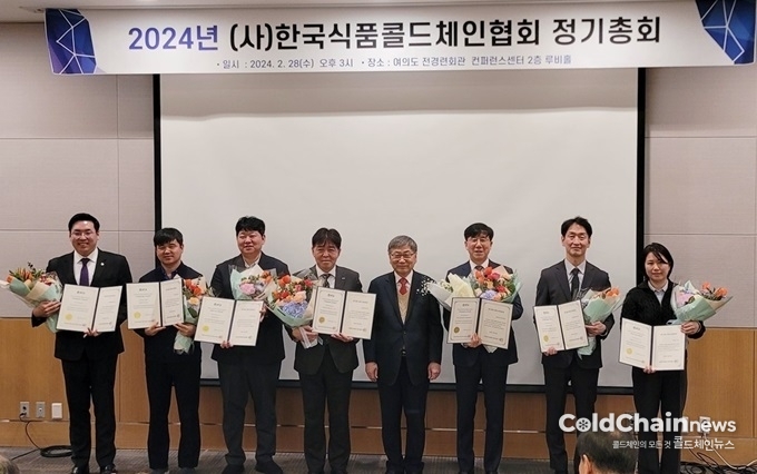 제2회 한국콜드체인산업대상에서 서병륜 콜드체인협회 회장(좌 5번째)과 수상자들이 기념촬영하고 있다. 